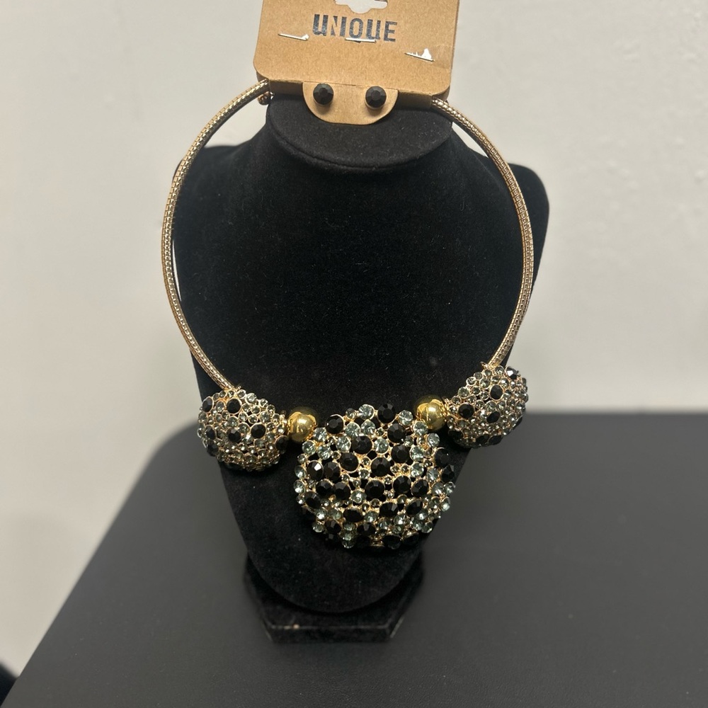Nique Elegant Gold and Black Statement Necklace